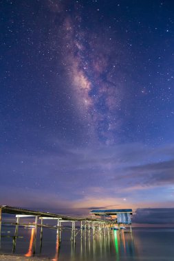 Mantanani Adası, Kota Belud, Sabah, Borneo 'da ahşap iskeleli güzel Galaxy Star Köprüsü Samanyolu. Taneli uzun pozlama fotoğrafı. Görüntü belli tahıl ya da gürültü ve yumuşak odaklanma içerir..