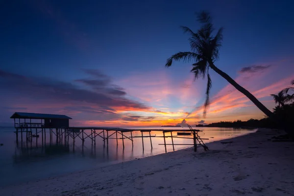Niesamowity Piękny Zachód Słońca Sylwetką Drewnianego Mola Drzewa Kokosowego Wyspie — Zdjęcie stockowe