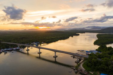 Sabah Tuaran 'da alacakaranlık gündoğumu sırasında Mengkabong Nehri' nin hava görüntüsü.