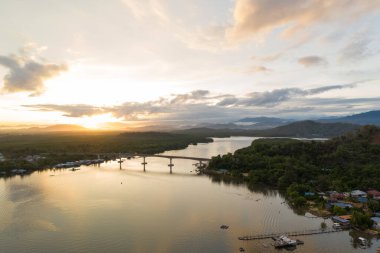 Sabah Tuaran 'da alacakaranlık gündoğumu sırasında Mengkabong Nehri' nin hava görüntüsü.