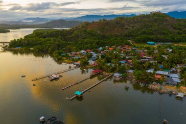 Çevresinde yeşil orman bulunan güzel kırsal arazinin hava aracı görüntüsü