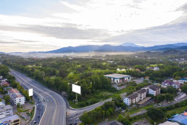 Kota Kinabalu City, Sabah, Malezya 'da hareket eden araba görüntüsü