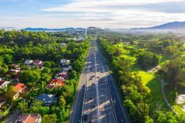 Kota Kinabalu City, Sabah, Malezya 'da hareket eden araba görüntüsü