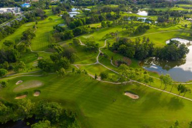 Hava manzarası Kota Kinabalu, Sabah, Malezya 'da yeşil ve güzel golf sahası gösteriyor.