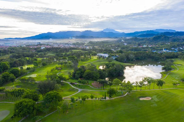 Vista Aérea Poniendo Verde Hermoso Campo Golf Césped Kota Kinabalu —  Fotos de Stock