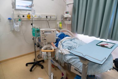 Kota Kinabalu, Sabah, Malezya - 30 Mayıs 2020: Hastane doğum odası koğuşunda doğum sancısı çeken genç Asyalı kadın bebek doğurmayı bekliyor