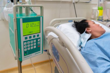 Kota Kinabalu, Sabah, Malezya-30 Mayıs. 2020: Enfüzyon pompasını kapatın. Doğum odasındaki hamile kadın hastaya serum takın. Bebek beklerken damar içi serum damlası damlatın.