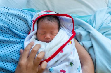 Asya 'da doğan Çinli bebek uyuyor. Tatlı şirin bebek uyuyor..