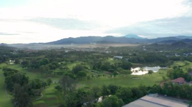 Hava aracı görüntülerine göre Kota Kinabalu, Sabah, Malezya 'da yeşil ve güzel golf sahası 4k çözünürlükte.