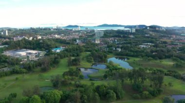 Hava aracı görüntülerine göre Kota Kinabalu, Sabah, Malezya 'da yeşil ve güzel golf sahası 4k çözünürlükte.
