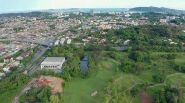 Hava aracı görüntülerine göre Kota Kinabalu, Sabah, Malezya 'da yeşil ve güzel golf sahası 4k çözünürlükte.