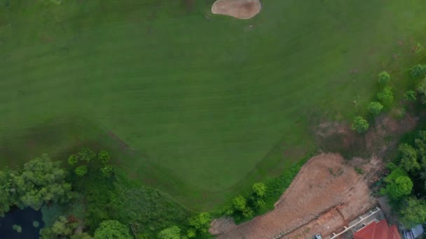 Luchtfoto Drone Beelden Uitzicht Zetten Groene Mooie Grasmat Golfbaan Kota — Stockvideo