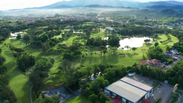 在马来西亚沙巴Kota Kinabalu用4K解像度将绿色美丽的草地高尔夫球场放置在空中的无人驾驶飞机画面 — 图库视频影像