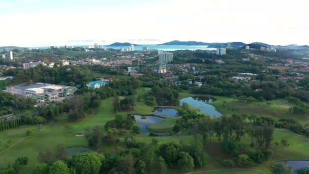 在马来西亚沙巴Kota Kinabalu用4K解像度将绿色美丽的草地高尔夫球场放置在空中的无人驾驶飞机画面 — 图库视频影像