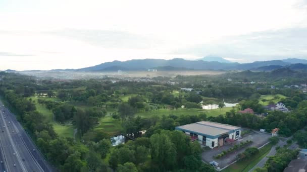 Imagens Aéreas Drone Vista Colocando Campo Golfe Relvado Verde Bonito — Vídeo de Stock