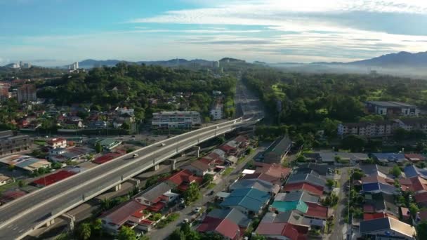 Drone Footage Voiture Déplaçant Sur Centre Ville Kota Kinabalu Sabah — Video