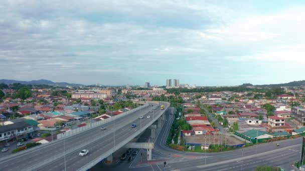 Aerial Drone Видеозапись Движения Автомобиля Центре Города Кота Кинабалу Сабах — стоковое видео