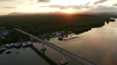 Gayang Tuaran, Sabah, Malezya 'da Güzel Uyum Gündoğumu' nun 4K hava görüntüsü