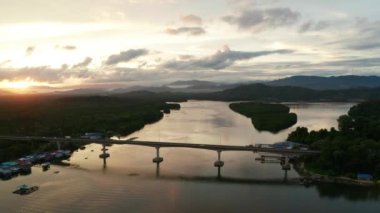 Gayang Tuaran, Sabah, Malezya 'da Güzel Uyum Gündoğumu' nun 4K hava görüntüsü