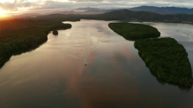 Gayang Tuaran, Sabah, Malezya 'da Güzel Uyum Gündoğumu' nun 4K hava görüntüsü