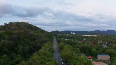  Yeşil ormanlı güzel kırsal köy manzarasının hava görüntüleri.