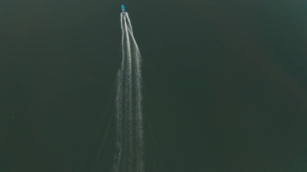 4k Drone aérien voler au-dessus de la mer avec bateau de pêcheur se déplaçant en pleine mer