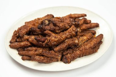 Çin usulü tavuk yemi ya da beyaz arka planda haşlanmış tavuk.