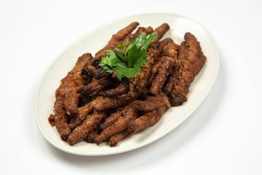 Çin usulü tavuk yemi ya da beyaz arka planda haşlanmış tavuk.