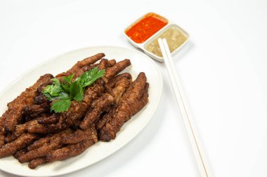 Çin usulü tavuk yemi ya da beyaz arka planda haşlanmış tavuk.