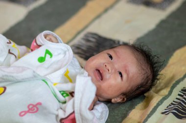 Yatakta yeni doğan Çinli bebek, yeni aile ve bebek sağlıklı konsept