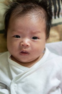 Yatakta yeni doğan Çinli bebek, yeni aile ve bebek sağlıklı konsept