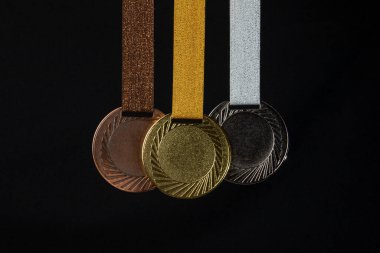Altın madalya, gümüş madalya ve başarı için bronz madalya konsepti