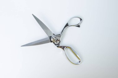 Beyaz arkaplanda izole edilmiş dikiş için metal makas