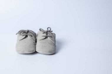 Erkek çocuk ayakkabıları, pastel beyaz arka plan üzerine duş davetiyesi konsepti, afiş, fotokopi alanı, üst görünüm