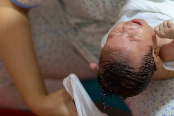 Asian Chinese New Born Baby Boy Having Bath Mother — Stock Photo, Image