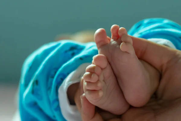 Abstract Wazig Beeld Van Pasgeboren Babyvoeten Handen Van Ouders — Stockfoto