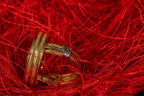 Närbild Guld Vigselring Röd Tråd Yta — Stockfoto