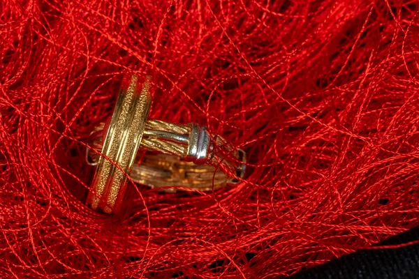 Närbild Guld Vigselring Röd Tråd Yta — Stockfoto