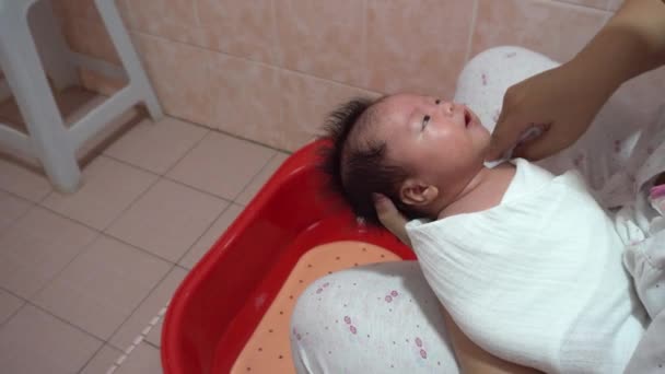 Pohled Záběry Rozkošné Novorozeně Chlapeček Koupel Matkou Hygiena Zdravotní Péče — Stock video