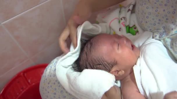 Standpunt Beeldmateriaal Schattige Pasgeboren Baby Jongen Met Bad Met Moeder — Stockvideo