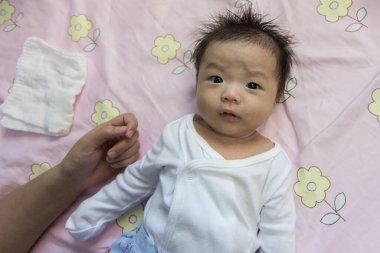 Yatakta yatan Asyalı şirin bir bebeğin portresi.