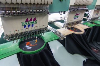 Kota Kinabalu, Sabah, Malezya-16 Mart 2019: Tekstil Endüstrisinde İşleme Makinesi İğnesi Tekstil Üreticileri Kota Kinabalu, Sabah, Malezya. (seçici odak ve yumuşak odak)