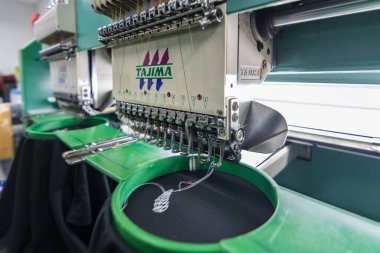 Kota Kinabalu, Sabah, Malezya-16 Mart 2019: Tekstil Endüstrisinde İşleme Makinesi İğnesi Tekstil Üreticileri Kota Kinabalu, Sabah, Malezya. (seçici odak ve yumuşak odak)