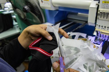 Kota Kinabalu, Sabah, Malezya 'daki Üretim Üreticileri Üniformasında çalışan kadın işçi el yazısı