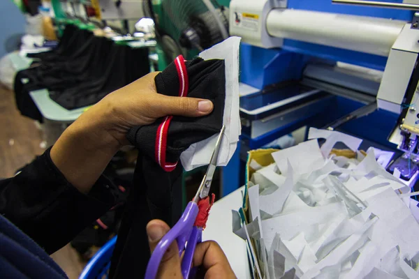 Female Worker Hand Cutting Lining Paper Staff Uniform Garment Manufacturers — Stock Photo, Image