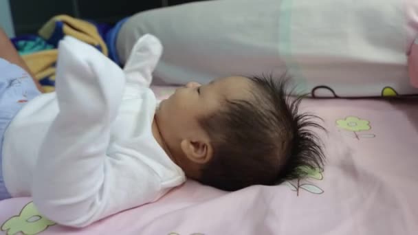 Filmación Estilo Vida Local Lindo Bebé Sonriendo Jugando Mirando Cámara — Vídeo de stock