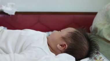 Sevimli çocuğun gülümseyen ve oynayan, kameraya yakından bakan yerel hayat tarzı. Çocuk, bebek, ebeveynlik, çocukluk, hayat, annelik, annelik kavramı.