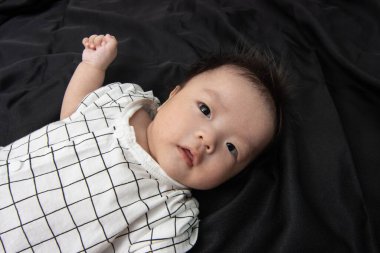 Üç aylık Asyalı şirin erkek bebeğin portre resmi. Siyah üzerinde izole edilmiş.