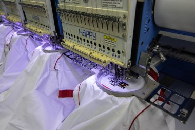 Kota Kinabalu, Sabah, Malezya-15 Ağustos 2020: Tekstil Sanayii Üreticileri Kota Kinabalu, Sabah, Malezya 'daki tekstil sanayii üniformasında nakış işleme makinesi.