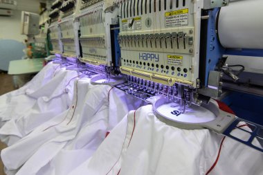 Kota Kinabalu, Sabah, Malezya-15 Ağustos 2020: Tekstil Sanayii Üreticileri Kota Kinabalu, Sabah, Malezya 'daki tekstil sanayii üniformasında nakış işleme makinesi.